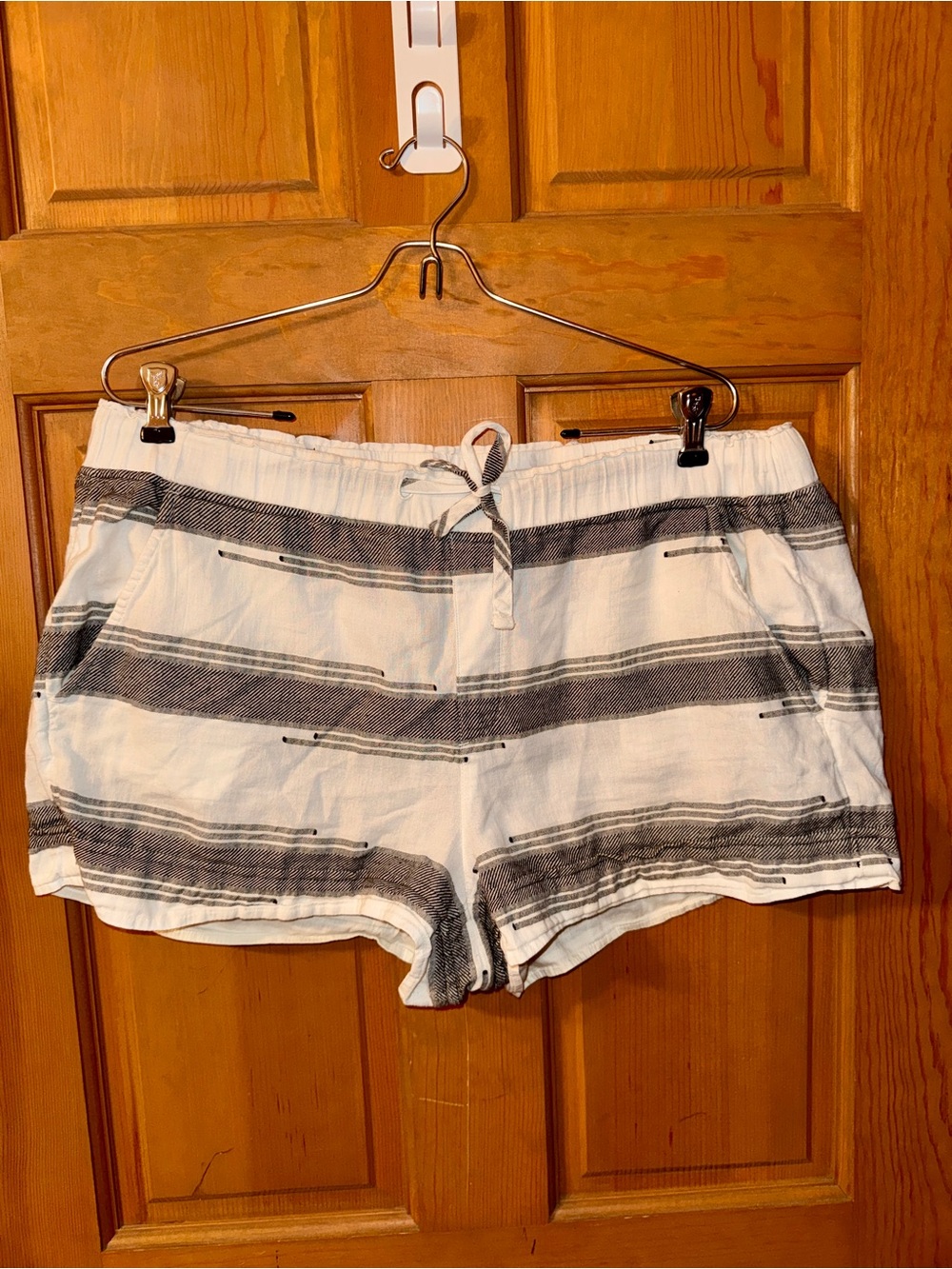 Lou & Grey Women's White and Grey Striped Drawstring Shorts - Large